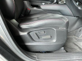 運転席パワーシートはメモリー機能付き。キーに登録も出来てとても便利です。