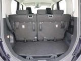 <バックドア>ハッチバックなので、バックドアは上に開きます♪大きな荷物の出し入れがしやすくなります。便利ですよ♪