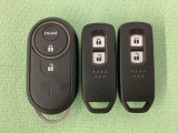 スマートキーを装備しています。鍵を差し込むことなくドアロックの開け閉めと、スタートボタン操作でのエンジンスタートができます。加えて、純正リモコンエンジンスターター用の操作キーもついています。