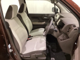 女性でも運転がしやすいように、シートの高さ調整機能(シートリフター)がついています。運転席と助手席の間が空いている為、助手席側への移動がスムーズです。交通量の多い道でも助手席側から乗り降りができます。