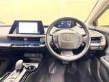 上質で落ち着いた印象のインパネ周りです。各操作スイッチ類も使いやすいよう配置されています。