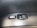 運転席はオートパワーウィンドウ☆窓の全閉全開が自動で出来るので便利ですよ♪