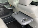 シートバックテーブル(買い物フック付)タブレット端末を立てかけやすいよう形状も工夫しています。