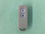 スマートキーを装備しています。鍵を差し込むことなくドアロックの開け閉めと、スタートボタン操作でのエンジンスタートができます。