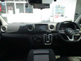 開放的で周囲が広く見渡せる運転席は車両の感覚がつかみやすくて安心安全です♪雨の日も視界良好、油膜や汚れの付着を防止するウィンドウ撥水の施工も承ります♪フロントガラスだけでなく、全ガラスに施工可能です☆