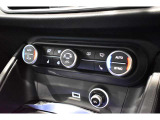 左右独立オートエアコンで快適な車内環境を提供します。