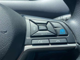 【プロパイロット】高速道路でアクセル、ブレーキ、ステアリング操作をクルマがサポート。高速走行におけるドライバーの負担を軽減します。その下には、携帯電話用ハンズフリースイッチが並びます。