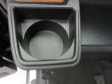 カップホルダーは運転席や助手席からちょうど手の届く位置です!!