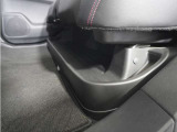 ◆リアシートアンダートレー◆濡れた傘や置靴などをすっきりとしまえる大型のトレー。取り外して、手軽にお手入れもできます。