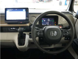 運転にかかわる様々な操作を安全に行えるように視点移動が少なく、操作性に配慮されたスイッチ類が凝縮されたコクピットです。
