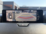 車体がシースルー(透過)して周囲の見通しを高めた設計の『360&deg;シースルービューモニター』を搭載。大きな車体でも、上空から見下ろす正確な視点で、狭い道や駐車をサポートします。
