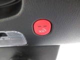 エアバッグ作動時や後突時、もしくは車内のSOSボタンを押した際に緊急通報オペレーターに連携し、救急・警察を手配します。更にオペレーターにも連携、お客様のご要望に応じてロードサービスの手配を行います。
