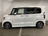 狭い駐車場でも、スライドドアならチャイルドシートへのお子さまの乗降や荷物の積載もスムーズ。とても便利な【両側電動スライドドア】ドアハンドを少し引くだけでリアドアが自動開閉します。