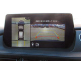 車両の前後左右にある4つのカメラを合成することで、まるでご自身のクルマを空から見ているような俯瞰での映像を映し出してくれます。バック時ももちろんのこと、前進時に視界の悪い交差点でも役に立ちますね。