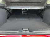 後席を全て倒して、荷物専用のスペースにした状態です。これなら長いものも積めますし、ご旅行や趣味に活用できますね。