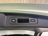 ハンズフリーでテールゲートの開閉ができます。手荷物がいっぱいの時には便利な機能です。