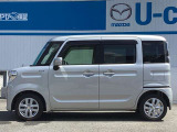 純正アルミで全体的にデザインがまとまっています。車も人も、オシャレはまずは足元からですね。