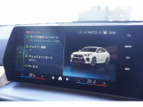 高精細ワイド・ディスプレイ: 視認性に優れた大型タッチパネルを採用。ナビゲーションだけでなく、エンターテインメント機能も鮮明に表示します。