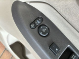 狭い駐車場で便利な電動格納ドアミラーが付いています。
