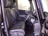 フロントシートはベンチシートです。ベンチシ―トは運転席と助手席の移動もスムーズ。狭い駐車場での乗り降りに便利です。
