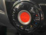 【オートエアコン】一度お好みの温度に設定すれば、車内の温度を検知し風量や温度を自動で調整。暑い&hellip;寒い&hellip;と何度もスイッチ操作をする必要はありません。快適な車内空間には必須の機能ですね♪
