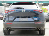 CX-30のエクステリアデザインは、明確なラインを使わず、面の動きのみで表現。アートとしての美しさと生命感を感じさせるデザインを創生しています。