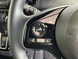 ステアリングにオーディオ操作スイッチが付いています。オーディオ画面に直接タッチしなくても操作が出来ますので、運転に集中できます。