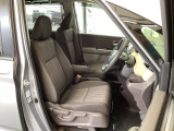 フロント広々、セパレートシートの運転席は、ハイトアジャスターが付いているので、快適にドライブができます。ハンドルはテレスコピック機能で、ハンドル位置を上・下・手前・奥に調節できます。