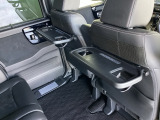 折りたたみ式のシートバックテーブルは限られた空間を有効活用。車内の家族時間をもっと快適に。休憩時のちょっとした小物置に使える、前席背面の格納式テーブルが付いています。
