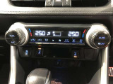 左右独立温度コントロールフルオートエアコンです。運転席、助手席それぞれで独立して温度設定ができます。冷え性の方が乗っても安心ですね♪