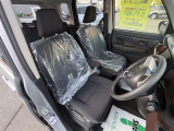 シートは布製で汚れの目立たないお色となってます。ひじ掛け付き!