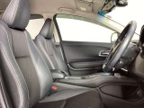 セレクトレバーの下に電子制御パーキングブレーキがあります。スイッチひとつで、停車した地点の傾斜などをシステムが検知・判断してブレーキ力を自動的に最適制御し、しっかり停車できるパーキングシステムです。