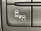 【ブラインドスポットモニタリング】走行中、ドアミラーの死角になりやすい箇所に後続車が接近するとサイドミラー付近に警告を表示、ドライバーに注意喚起をしてくれます。