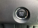 エンジンスタートボタンです。キーが車内にあれば、エンジンの始動・停止はブレーキを踏んでスイッチを押すだけ!キーを取り出す手間を省き、ワンプッシュでエンジンを操作するので簡単でスムーズです。