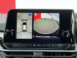 上空から見下ろしているかのような映像をディスプレイに映し出し、スムースな駐車をサポートします。画面は「トップビュー」のほか「サイドブラインドビュー」への切り換えが可能。ますます安心です