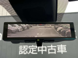 スマートルームミラーも付いています。後方ピラーや荷物、後席に同乗している方や曇りなど視界が遮られた場合でも後方カメラからの映像で安全確認をすることができます。