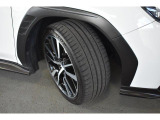 タイヤサイズは245/40R18です