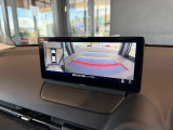 360度モニター搭載車ですので、低速時での不安を解消してくれます。この写真は右側はフロントカメラですが、後退時にはバックカメラにもなりますので歩行者や縁石なども確認することが可能です。