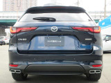堂々とした佇まいとワイド感を強調したCX-60のリアビュー。特徴的なLEDテールランプが先進性と高い質感を演出します。「引き算の美学」が息づく、洗練された美しい後ろ姿を見る度に高揚感を得られます。