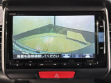 リバースギアに入れるだけで後方の表示へ切り替わります。夜間や雨の日の駐車も楽になりますよ。