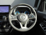 ステアリングハンドルです。オーディオコントロールスイッチが付いて運転中でも手元でオーディオの操作が出来て便利ですよ。