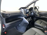 すっきりとしたデザインの内装は、さすがトヨタ車の上品さを感じます。
