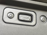 【パワーバックドア】スマートキーや運転席のボタンを押すだけでリアゲートが自動で開閉します!荷物を持っている時や、高い位置にあるバックドアを閉める際に便利な機能です♪