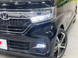 【LEDヘッドライト】悪天候や夜間走行時も良好な視界を確保し安心して運転できる高輝度LEDヘッドライトを装備!点灯速度が早く、消費電力も抑えられています。