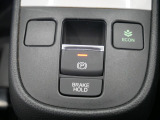 【電子制御パーキングブレーキ】スイッチ操作でパーキングブレーキをオン/オフ。発進時、運転席のシートベルトが着用されている時アクセルを踏めば自動的に解除されます。