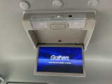 【後席用プルダウンモニター】後ろに乗車している人を飽きさせません♪ テレビやDVDビデオを見ながら楽しいドライブを♪使わない時は格納できますので、ジャマになる事もありません♪