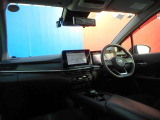フロントガラスが広く視界が広々としているので、運転がとてもし易いです!