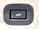 【パワーバックドア】スマートキーや運転席のボタンを押すだけでリアゲートが自動で開閉します!荷物を持っている時や、高い位置にあるバックドアを閉める際に便利な機能です♪
