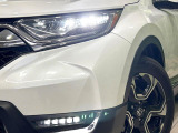 【LEDヘッドライト】悪天候や夜間走行時も良好な視界を確保し安心して運転できる高輝度LEDヘッドライトを装備!点灯速度が早く、消費電力も抑えられています。