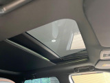 【サンルーフ】開放感たっぷりの希少装備、サンルーフが装着されています!車内に明かりを取り入れたり景色を楽しむ以外にも、車内の空気も簡単に換気できて快適です!